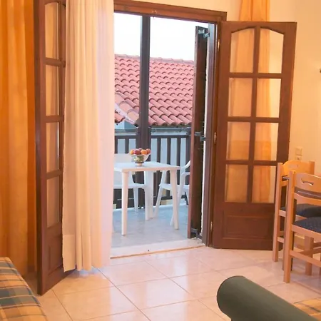 Karaoulanis מלון דירות