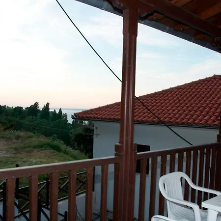 Karaoulanis מלון דירות