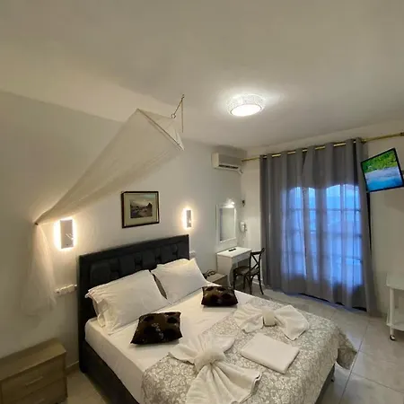 Karaoulanis מלון דירות 2*