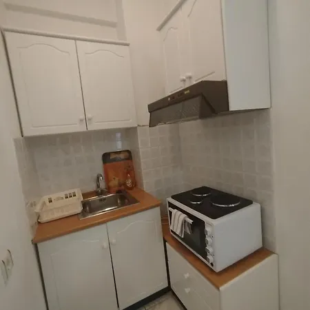 Karaoulanis מלון דירות