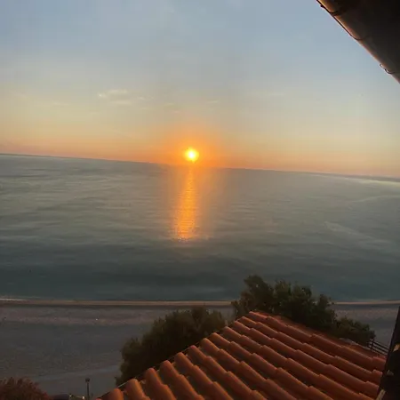 מלון דירות Karaoulanis 2*