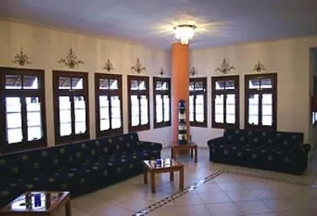 Karaoulanis מלון דירות